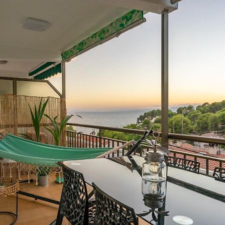 Beach Front Retro Hideaway In Салоу Экстерьер фото