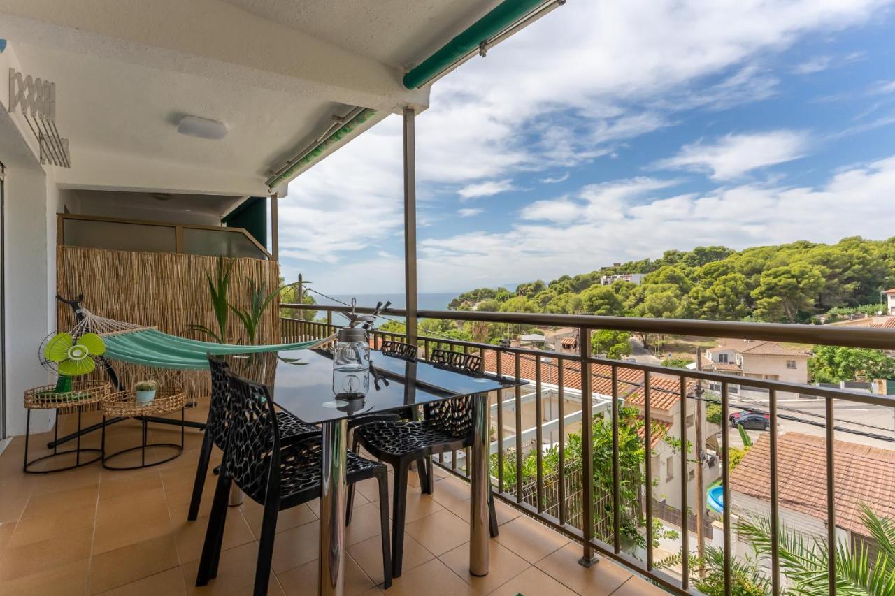 Beach Front Retro Hideaway In Салоу Экстерьер фото