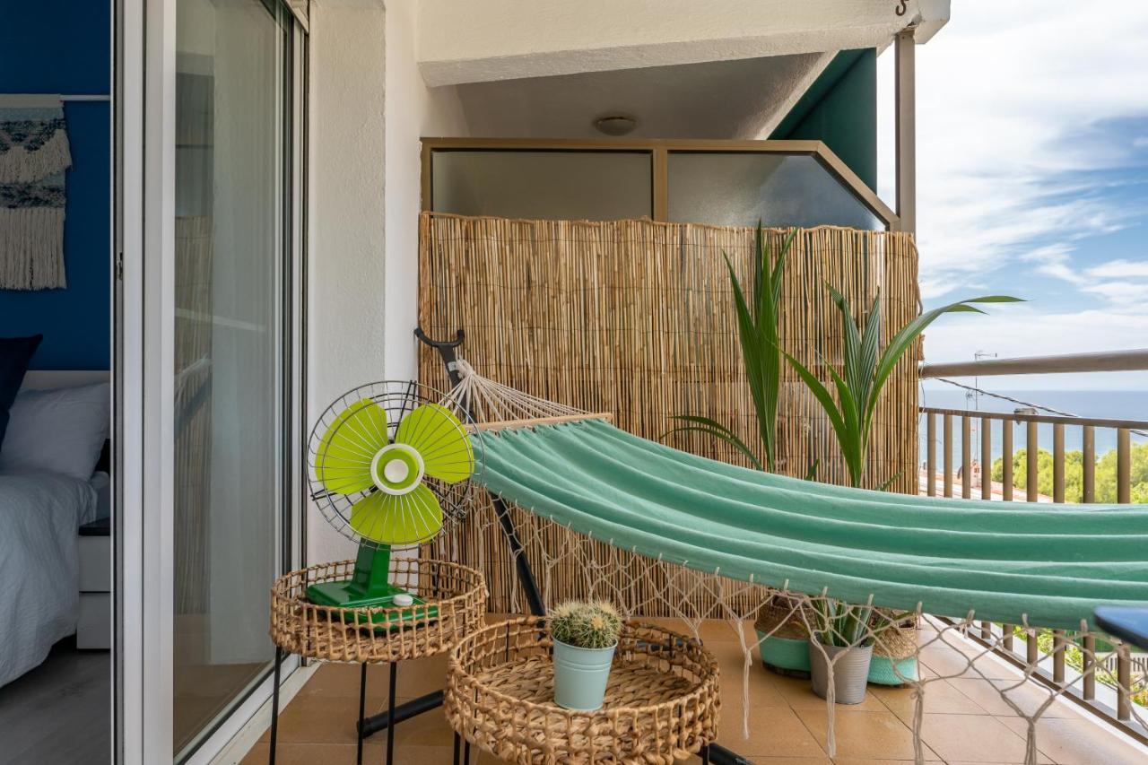 Beach Front Retro Hideaway In Салоу Экстерьер фото