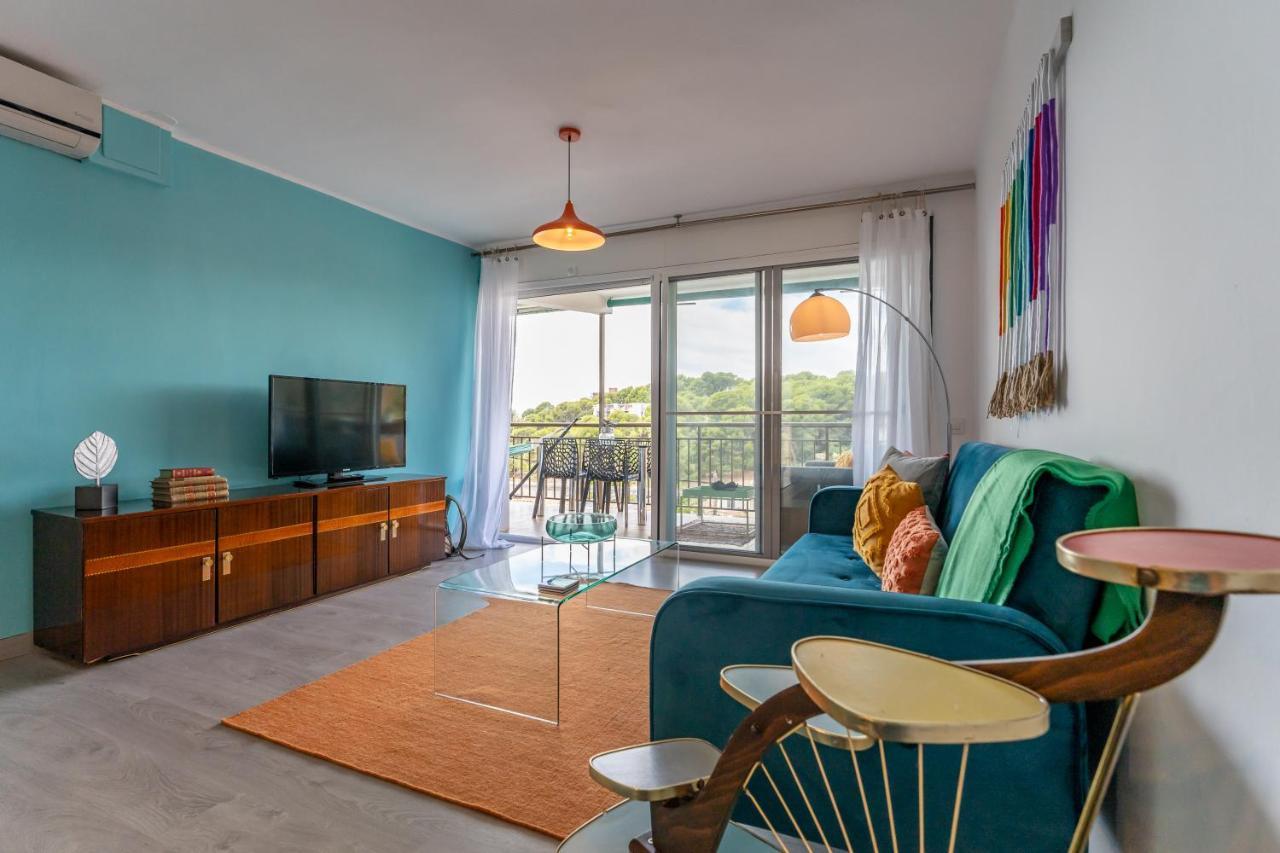 Beach Front Retro Hideaway In Салоу Экстерьер фото