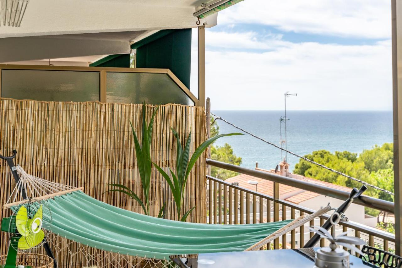 Beach Front Retro Hideaway In Салоу Экстерьер фото