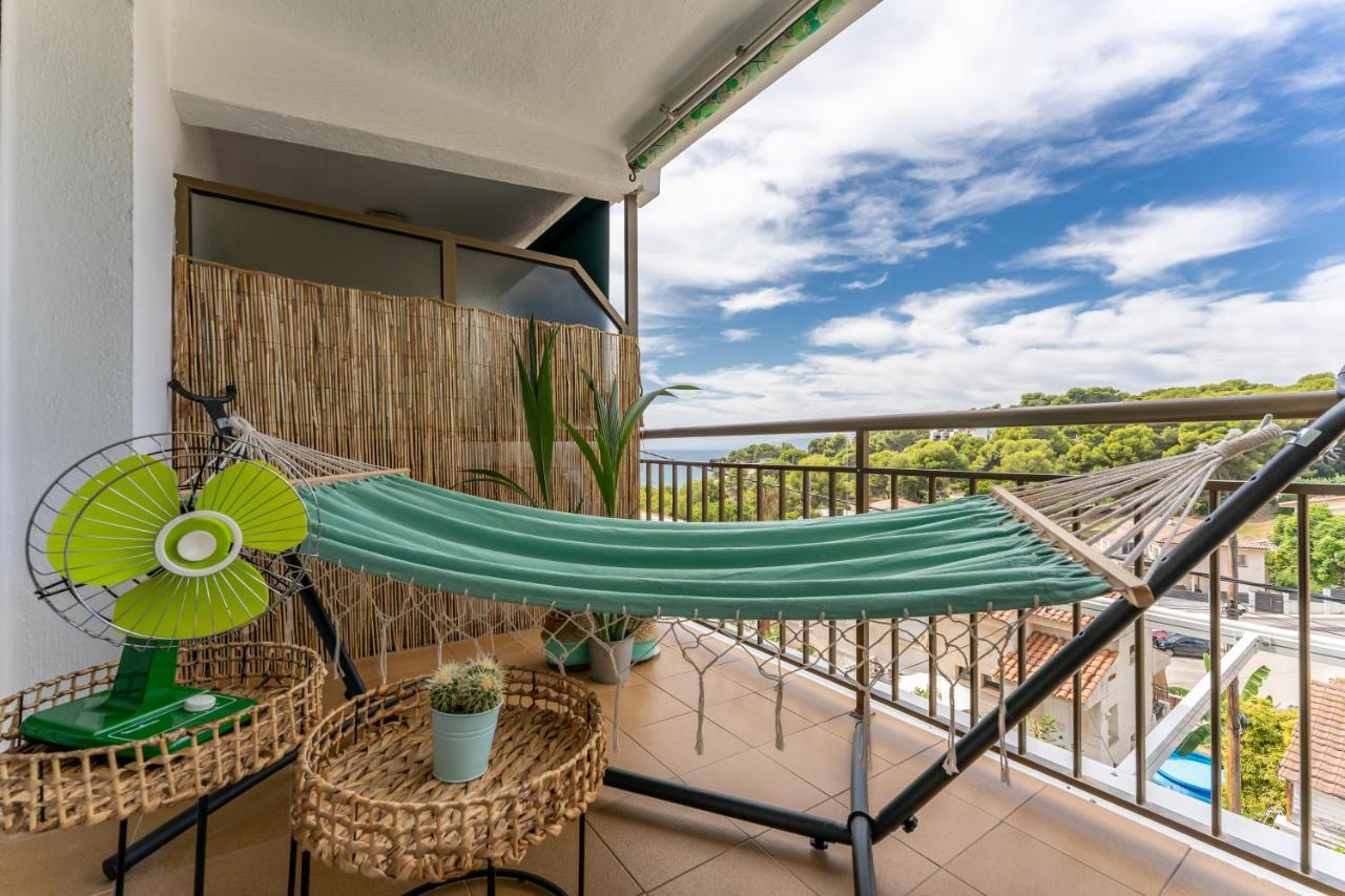 Beach Front Retro Hideaway In Салоу Экстерьер фото