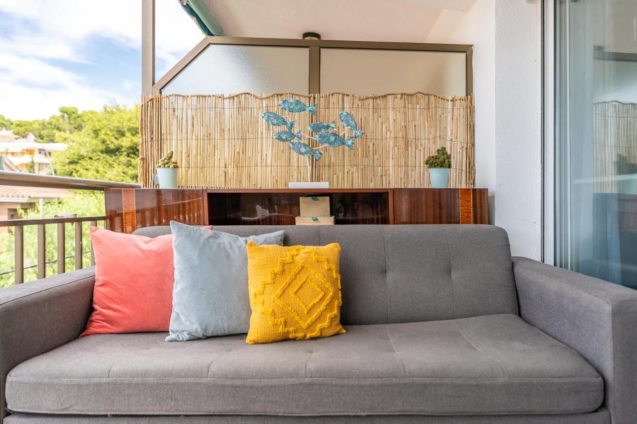 Beach Front Retro Hideaway In Салоу Экстерьер фото