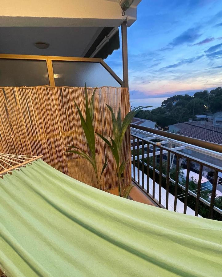 Beach Front Retro Hideaway In Салоу Экстерьер фото
