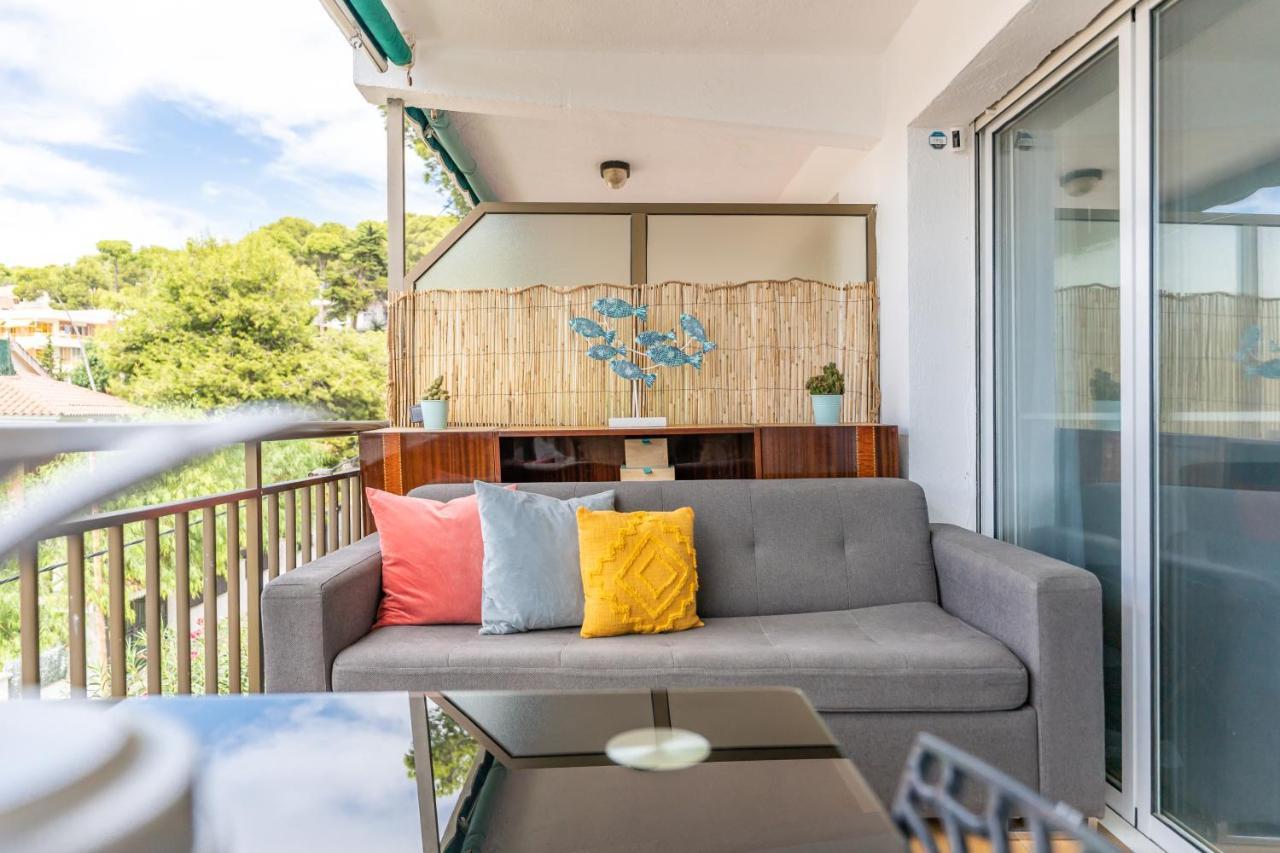 Beach Front Retro Hideaway In Салоу Экстерьер фото
