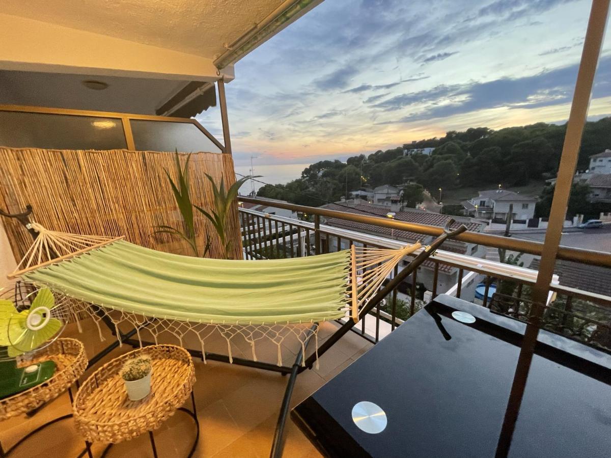 Beach Front Retro Hideaway In Салоу Экстерьер фото